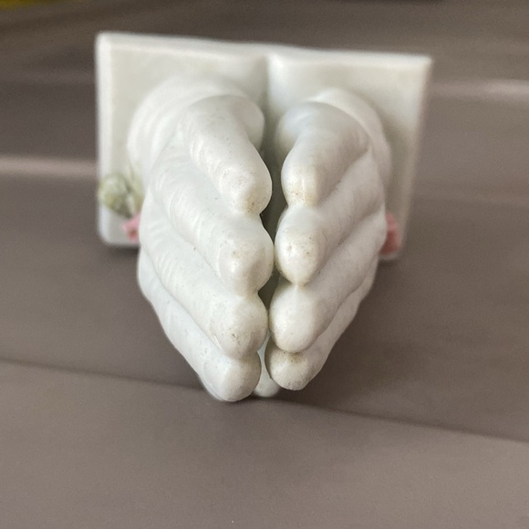 Vintage prayer hands over book and roses figurine - Picture 7 of 14